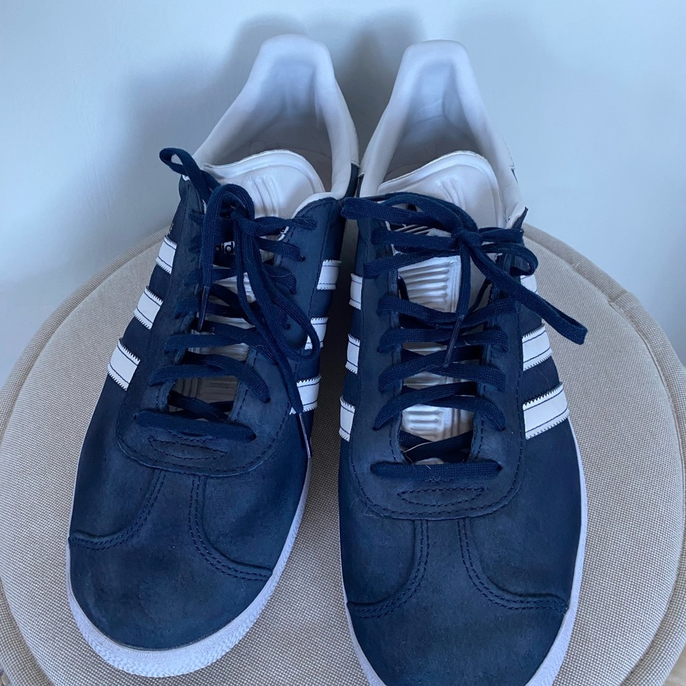 Men Adidas Gazelle, white and blue size (12) in a very nice condition